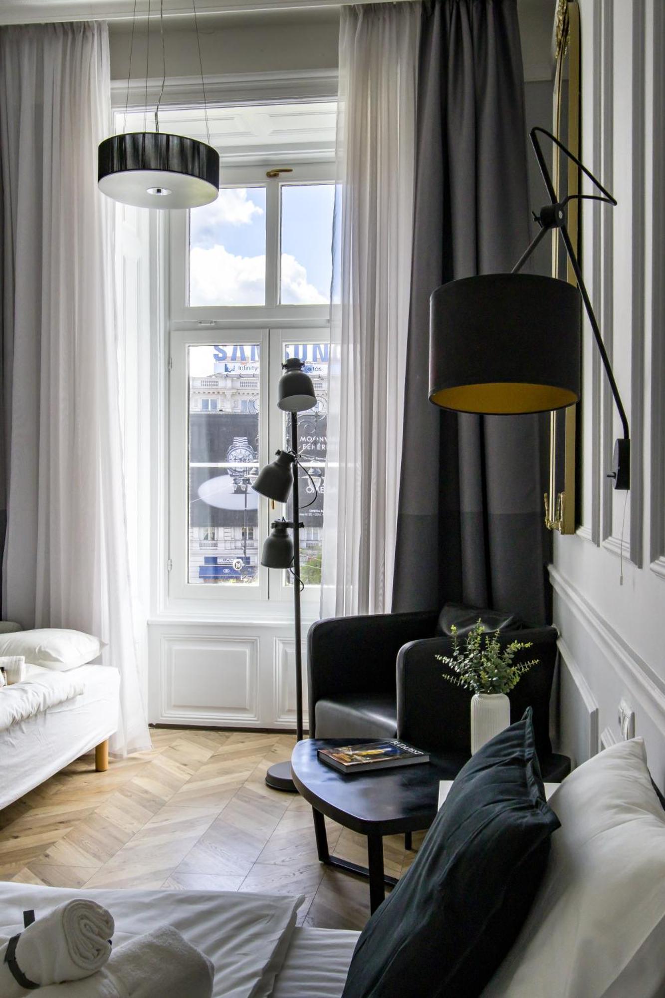Wilson'S Oktogon Square Suite Apartment Budapest Exterior photo